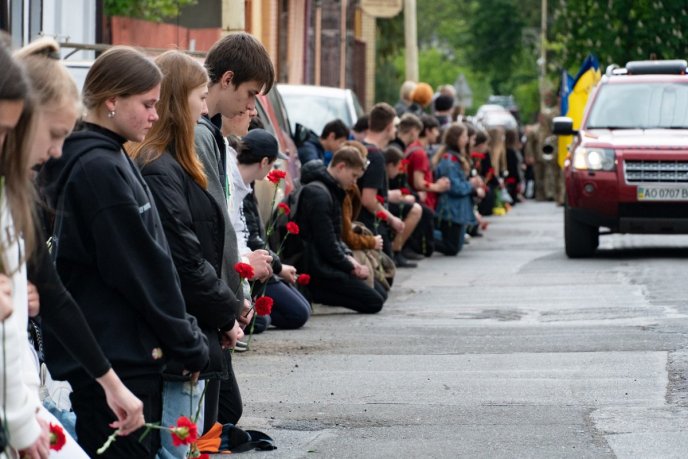 Залишилися дружина і троє дітей: на Закарпатті поховали військового – 01