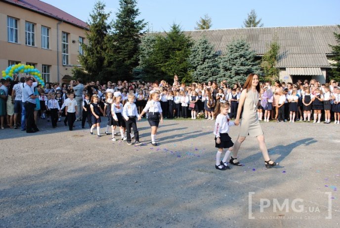 Мукачівська ЗОШ №4 патріотично відсвяткувала День знань – 11