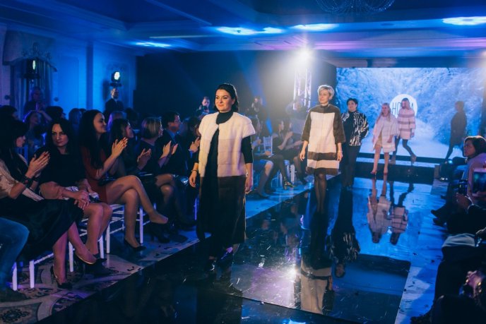 Мода заради життя: на Закарпатті відбувся ІІІ-й благодійний показ мод дизайнерки Роксолани Новак – 113