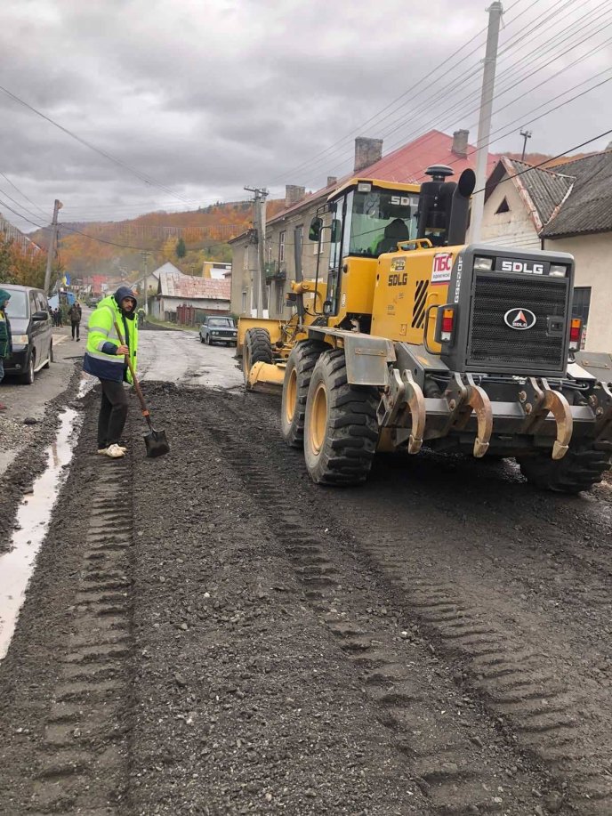 Ремонтують ще одну дорогу на Закарпатті, яка потребувала оновлення – 01