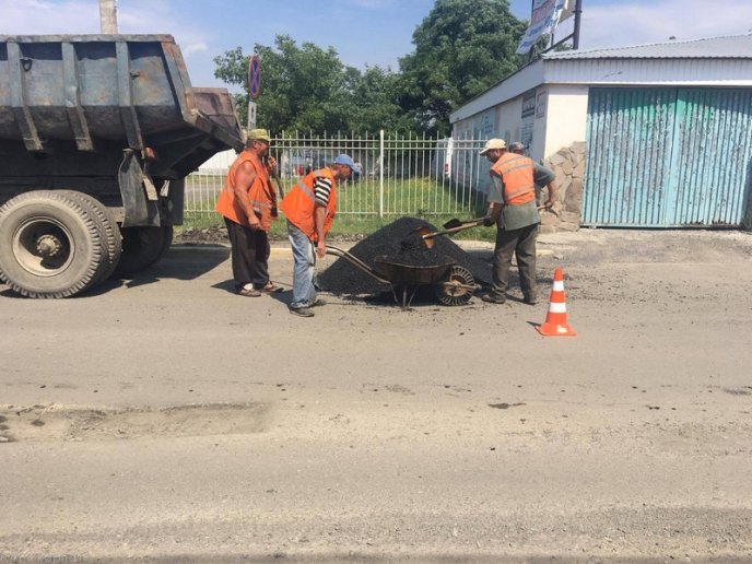 Через ремонт дороги біля ринку Краснодонців в Ужгороді утворилися величезні затори – 04