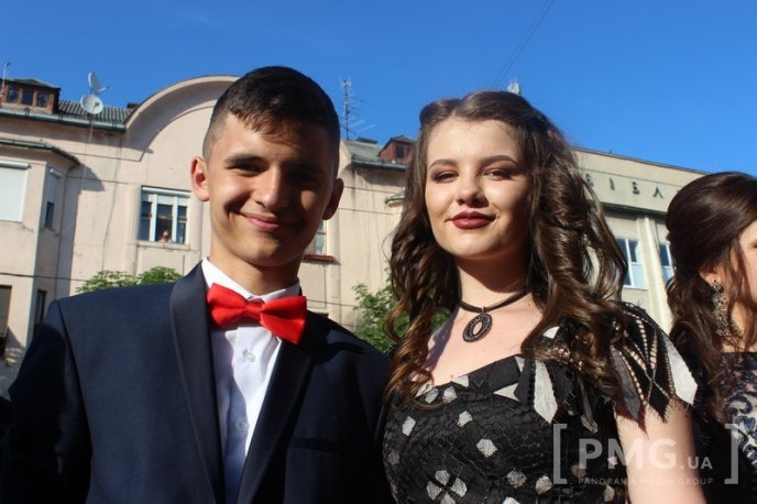 Свято випускників у Мукачеві: вальс, усмішки та селфі – 24 Свято випускників у Мукачеві: вальс, усмішки та селфі – 24