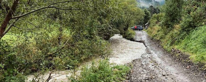 У Закарпатському селі через підвищення рівня води змило дорогу – 04