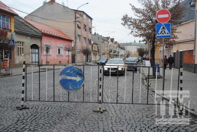 Мукачівcьким водіям перегороджують шлях до вулиці Пушкіна (ФОТО) – 04