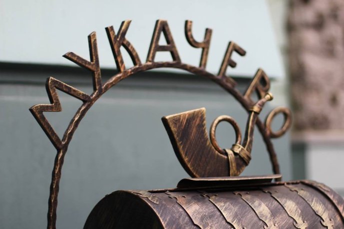 У Мукачеві біля ратуші з’явилась кована поштова скринька – 01