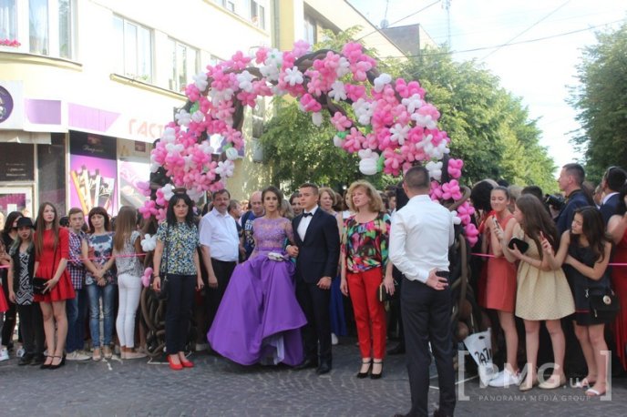 Випускники загальноосвітніх шкіл Мукачева пройшли ходою по місту  – 20