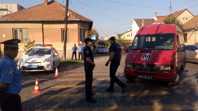 Поліція перекрила під’їзди до будівлі Мукачівського міськрайонного суду – 01