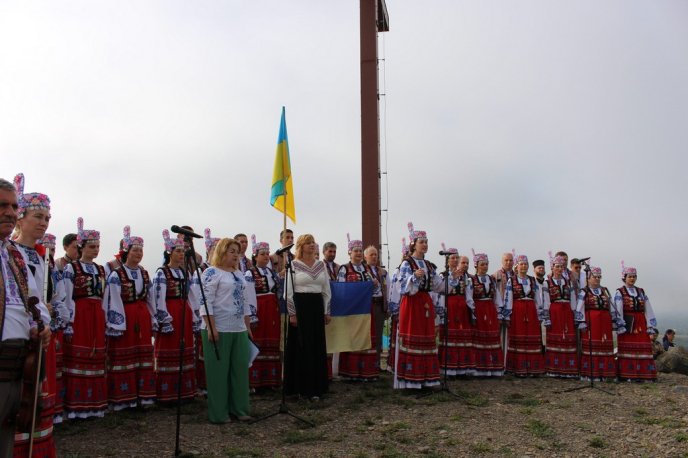На горі у Закарпатті розгорнули стометровий прапор України – 04
