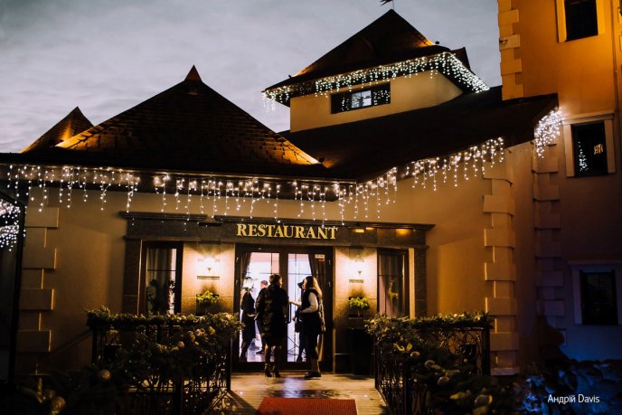 Мода заради життя: на Закарпатті відбувся ІІІ-й благодійний показ мод дизайнерки Роксолани Новак – 117