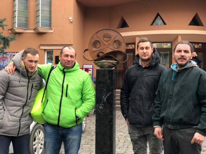 В Мукачеві встановили пам‘ятник режисеру фільму "Пролітаючи над гніздом зозулі" – 09