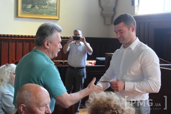 Почесним городянам вручили перші картки мукачівця   – 13 Почесним городянам вручили перші картки мукачівця   – 13