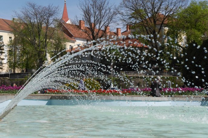 В Ужгороді на площі Поштовій запрацював фонтан – 05