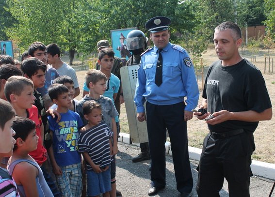 До бійців Ужгородського батальйону Нацгвардії завітали півсотні дітей-сиріт – 06