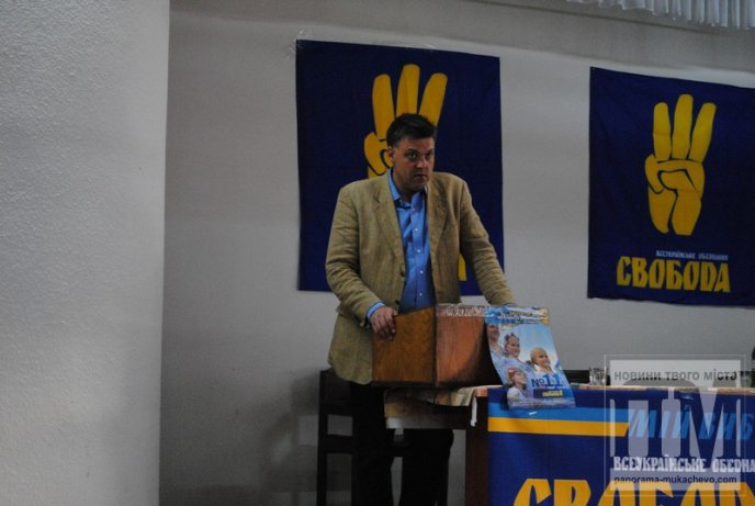 Олег Тягнибок виступає в "Латориці" при напівпорожньому залі (ФОТОРЕПОРТАЖ) – 06