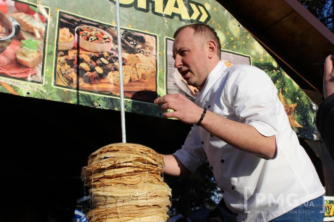 На "Варишській палачінті" у Мукачеві встановили найбільшу вежу з млинців на Закарпатті – 06