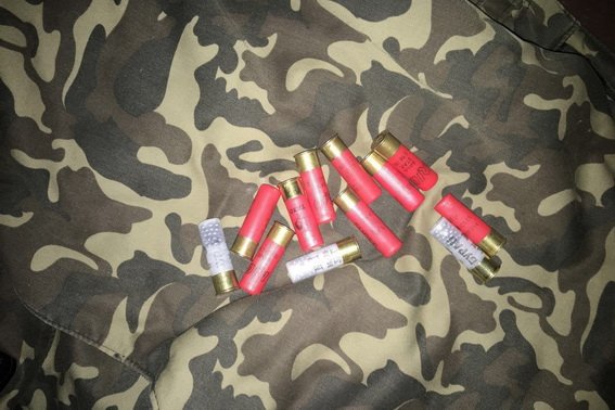 У Мукачеві зупинили автомобіль за порушення ПДР і знайшли в машині зброю та набої – 01