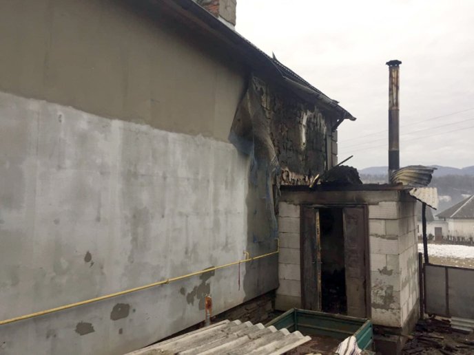 На Іршавщині пожежники врятували від знищення двоповерховий будинок – 02