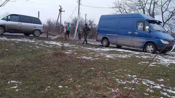 Закарпатець кинувся рятувати собаку, яка тонула у крижаній воді – 01