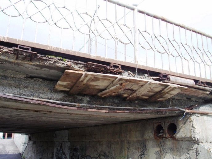 В Мукачеві міст, по якому щоденно ходять люди, перебуває в жалюгідному стані (ФОТО) – 06