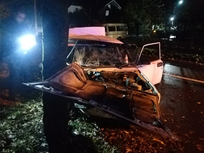 В Ужгороді сталася моторошна аварія: авто врізалось в дерево – 09