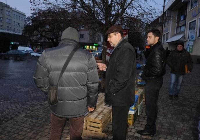 В Ужгороді муніципальна поліція ганяла продавців стихійного ринку – 02