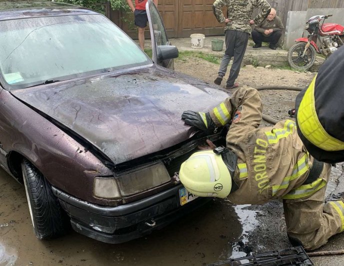 Посеред дороги загорівся автомобіль Opel Vectra – 01