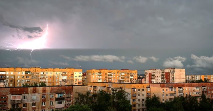 Гроза над Ужгородом: у мережі показали світлини блискавок – 04