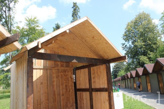 Збудовані до фестивалю "Червене вино" будиночки у парку "Перемога" руйнуються на очах – 08