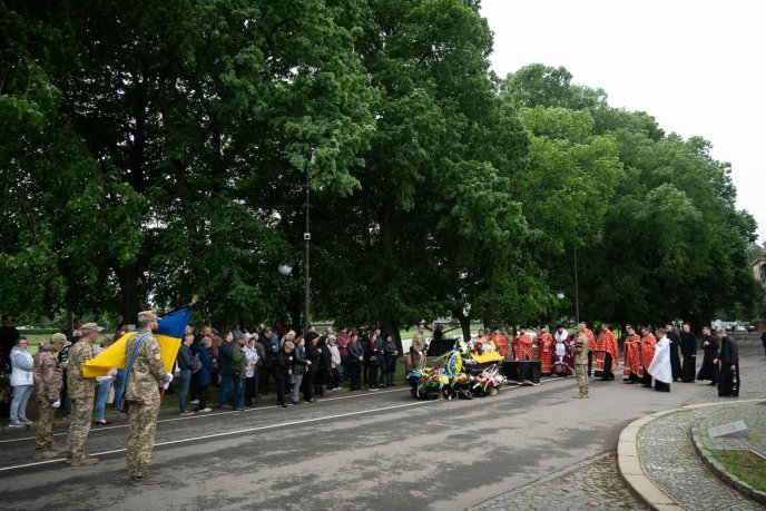 В Ужгороді поховали мужнього воїна, який загинув на війні – 02 В Ужгороді поховали мужнього воїна, який загинув на війні – 02