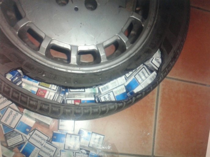 Закарпатські митники затримали угорця з контрабандними сигаретами у колесі – 01