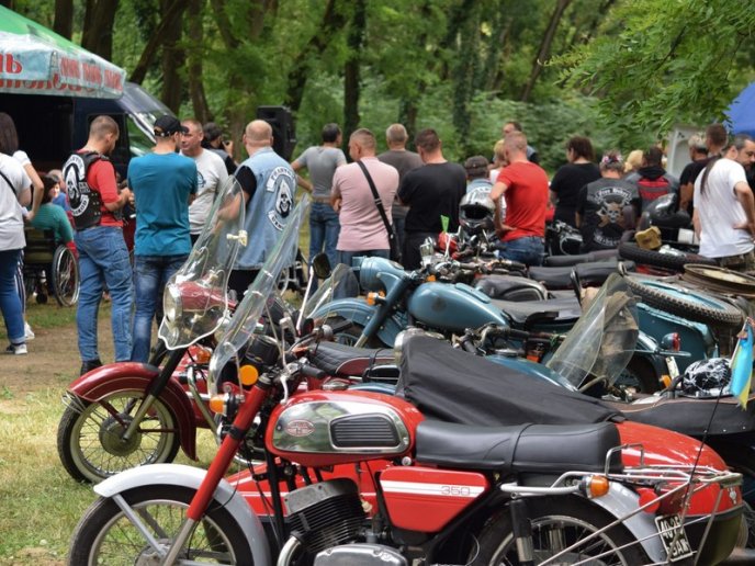 В Ужгороді провели благодійну акцію для осіб з інвалідністю – 04