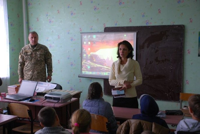 Бійці 128-ої бригади зустрілись із місцевими школярами – 02 Бійці 128-ої бригади зустрілись із місцевими школярами – 02