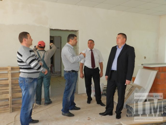 Голова Мукачівської РДА навідався в село Кальник, щоб проінспектувати ремонт місцевого дитсадка (ФОТО) – 01