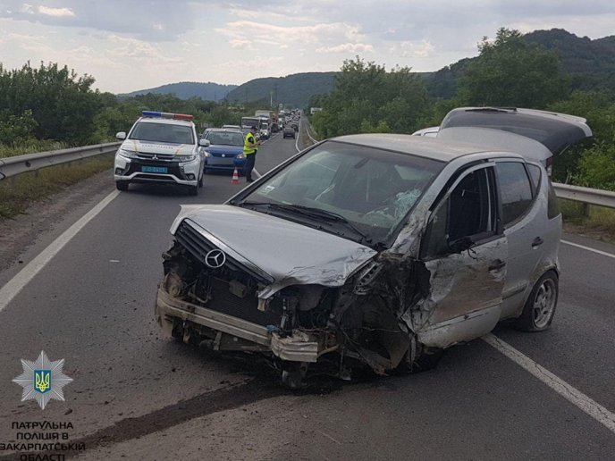 Жахлива ДТП на трасі "Київ-Чоп": "Mercedes" зіткнувся із двома мотоциклами – 03