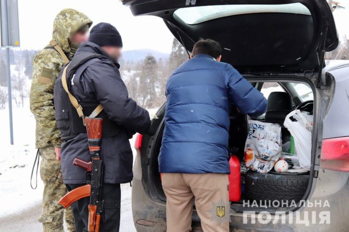 Перевіряють у всіх документи: на в’їзді в область працюють 4 блокпости – 02