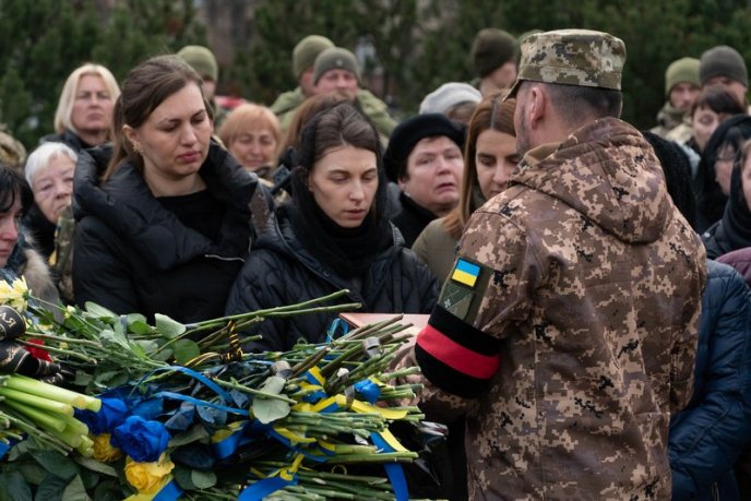 Закарпатці провели в останню путь вчителя, який загинув на війні – 02