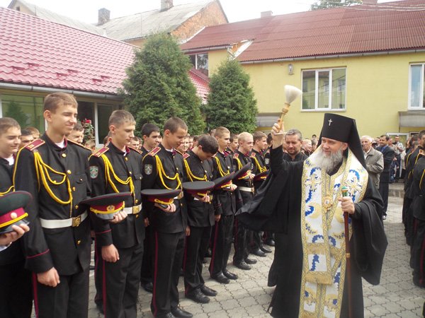 Владика Феодор відслужив молебень у Мукачівському військовому ліцеї з посиленою військово-фізичною підготовкою (ФОТО) – 12