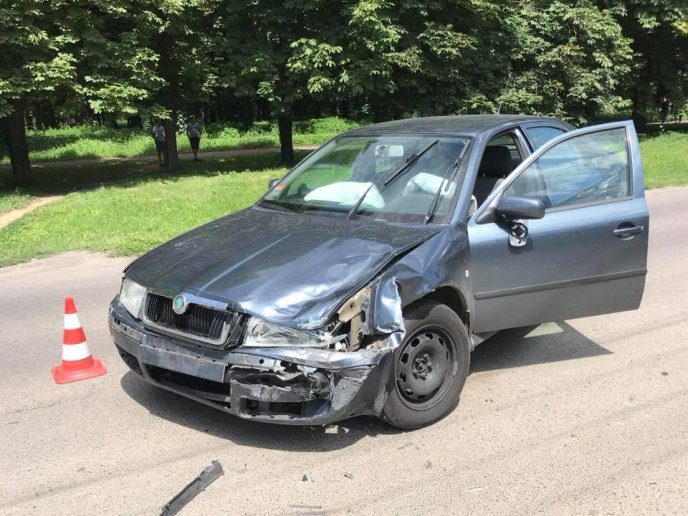 В Ужгороді ДТП: водій на "Шкоді" збив мотоцикліста – 02