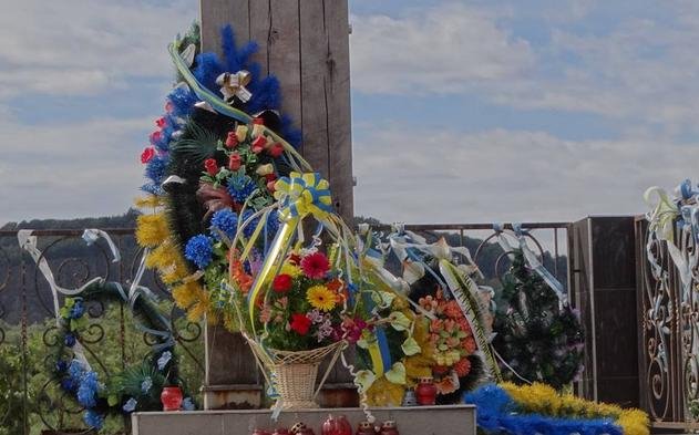 На Красному Полі вандали замалювали пам’ятну таблицю – 03