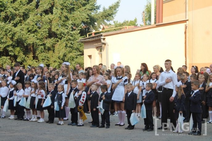 НВК "Гармонія" урочисто відзначила свято Першого вересня лінійкою у вишиванках – 49
