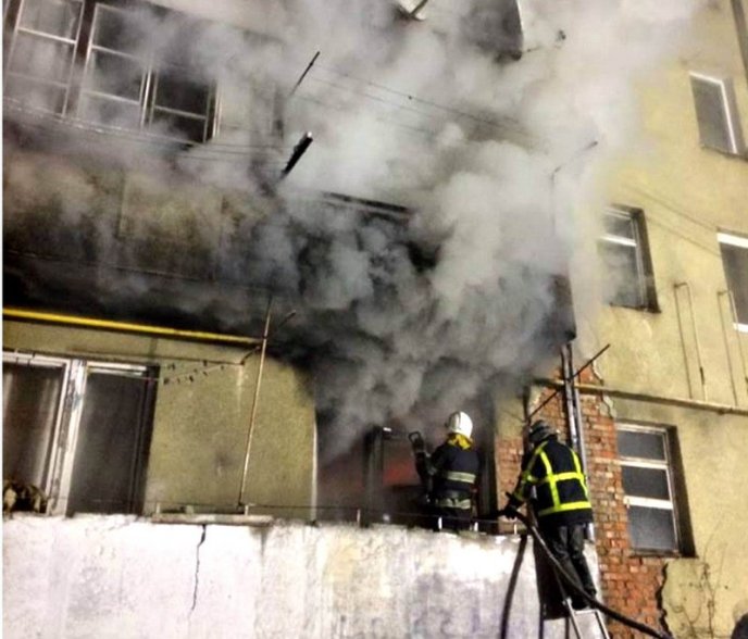 Пожежа у п’ятиповерхівці: з будинку евакуювали людей – 02