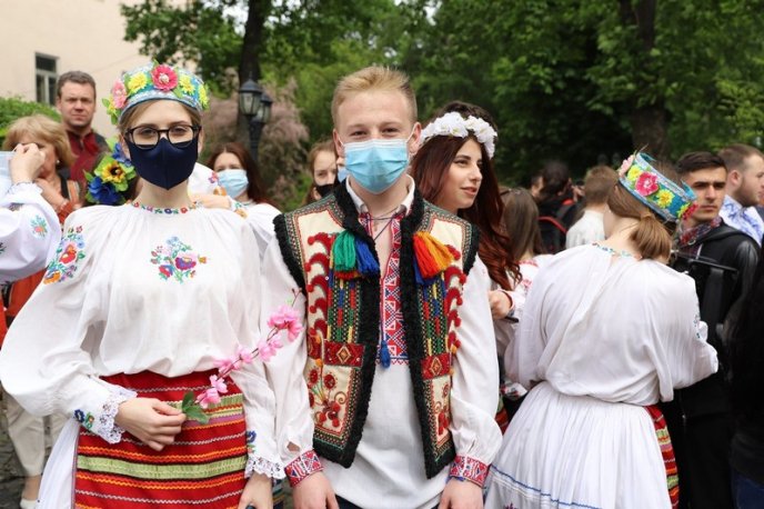 Урочиста хода і концерт: як в Ужгороді відзначали День вишиванки – 05