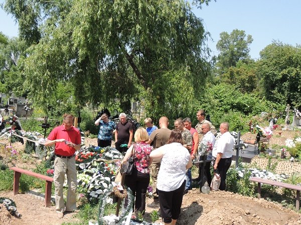 У річницю з Дня смерті бійця АТО Роланда Поповича у Берегові провели панахиду – 08