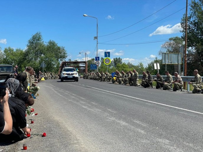 Балотувався депутатом до селищної ради: поховали закарпатця, який загинув на війні – 05
