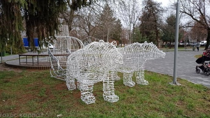 В одному з парків Мукачева встановлюють новорічні ілюмінації – 02