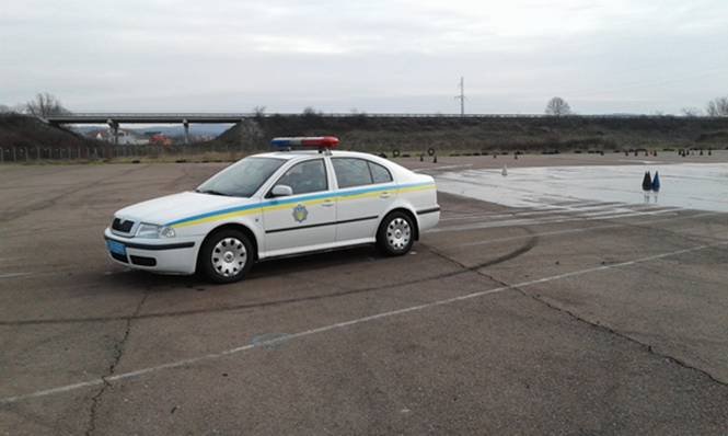 Закарпатські поліцейські "відшліфували" майстерність їзди в екстремальних умовах – 05