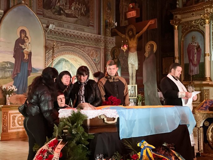 У Мукачеві поховали воїна, який загинув на війні – 02