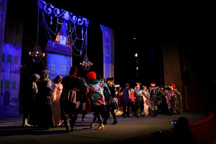 Закарпатський облмуздрамтеатр подарував маленьким глядачам виставу "Лускунчик" – 01