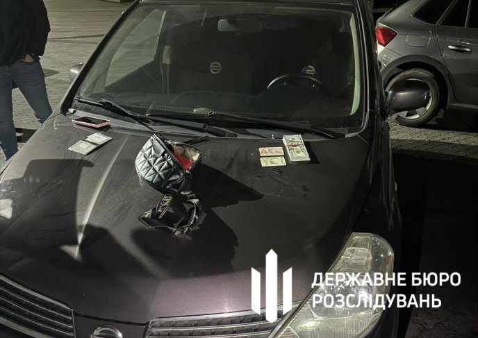 Два інспектори Закарпатської митниці за 8 тисяч доларів планували переправити чоловіка за кордон – 02