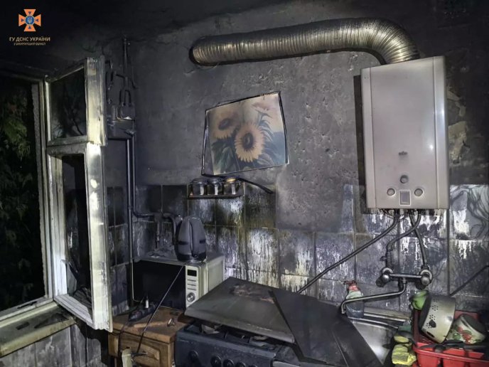 У Мукачеві рятували людей через пожежу в квартирі – 06 У Мукачеві рятували людей через пожежу в квартирі – 06